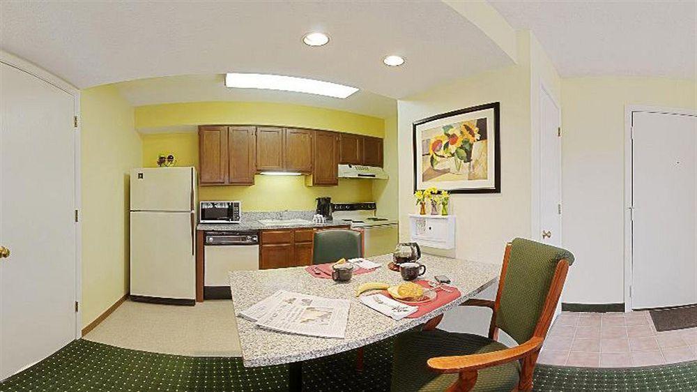 Sonesta Simply Suites Cleveland Airport Middleburg Heights Esterno foto