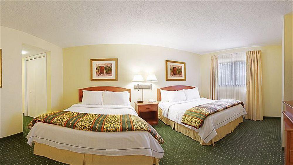 Sonesta Simply Suites Cleveland Airport Middleburg Heights Esterno foto
