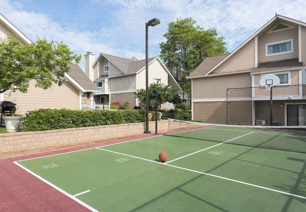 Sonesta Simply Suites Cleveland Airport Middleburg Heights Esterno foto
