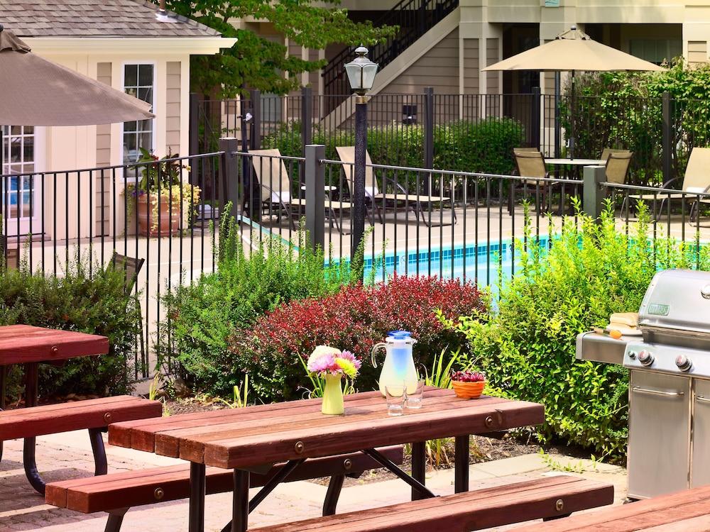 Sonesta Simply Suites Cleveland Airport Middleburg Heights Esterno foto