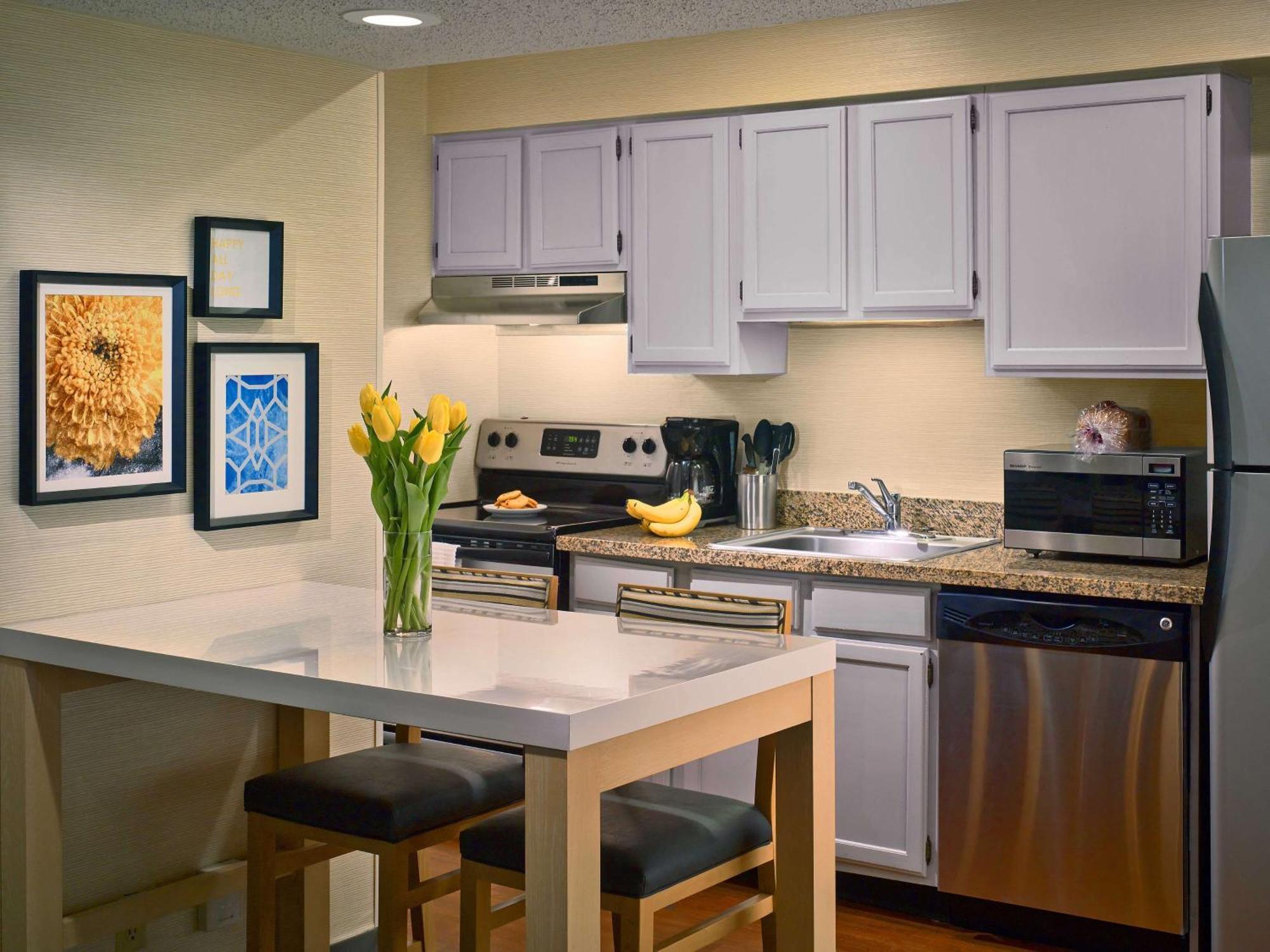 Sonesta Simply Suites Cleveland Airport Middleburg Heights Esterno foto