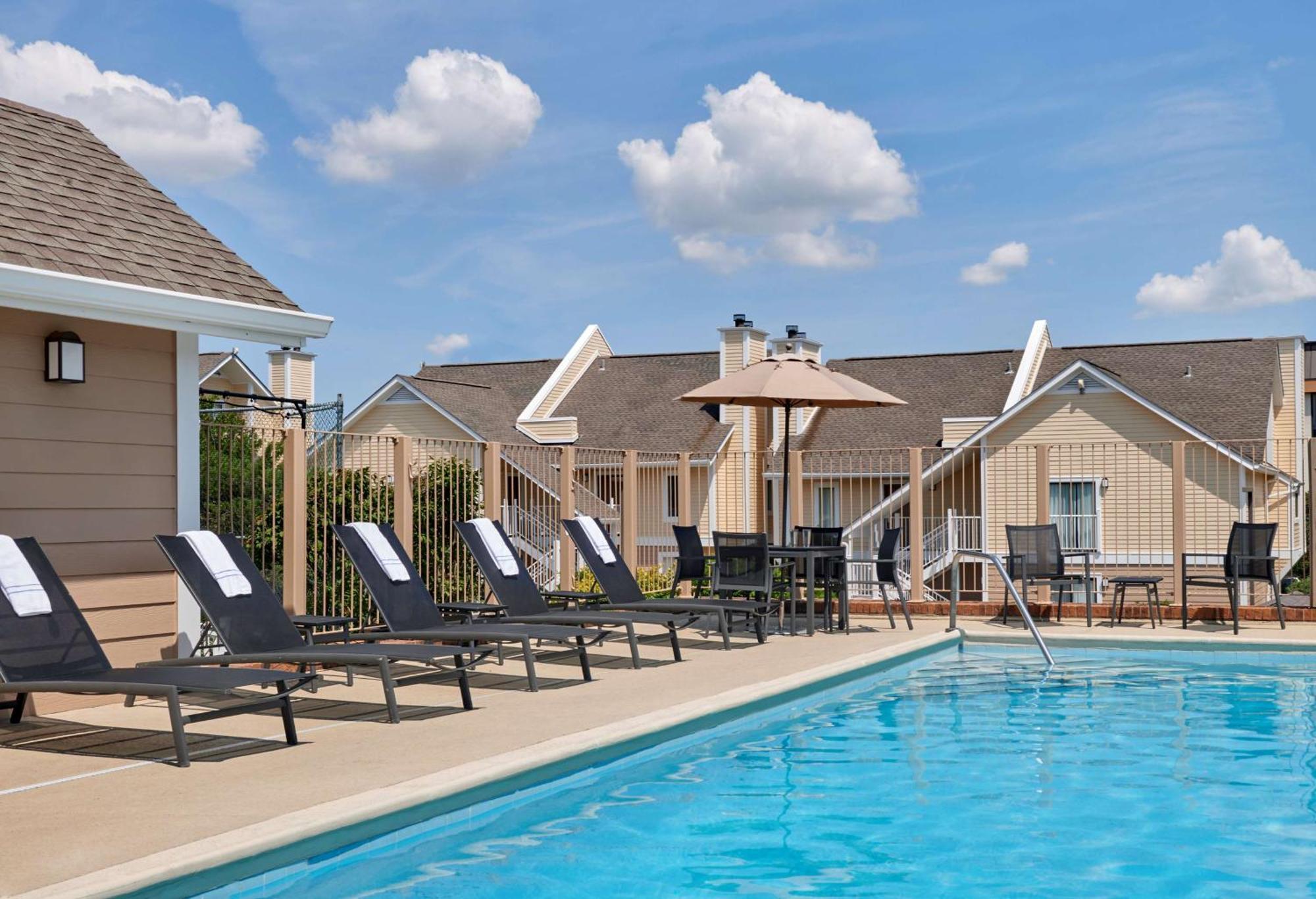 Sonesta Simply Suites Cleveland Airport Middleburg Heights Esterno foto