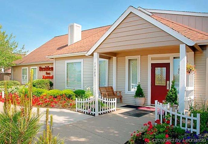 Sonesta Simply Suites Cleveland Airport Middleburg Heights Esterno foto