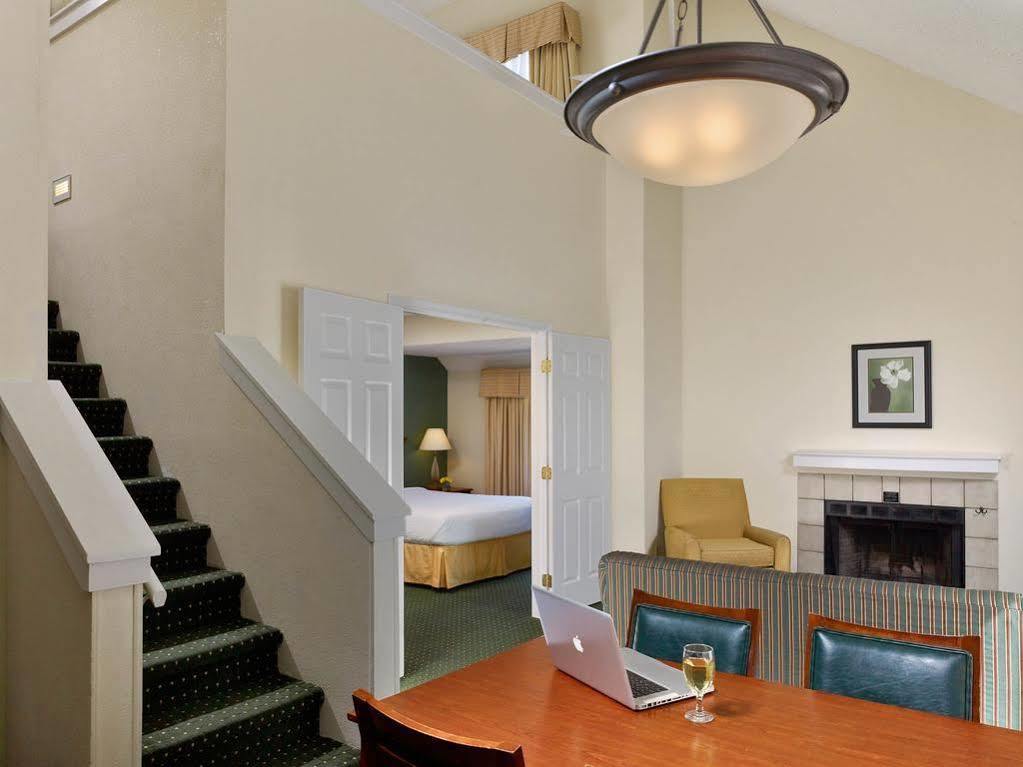 Sonesta Simply Suites Cleveland Airport Middleburg Heights Esterno foto