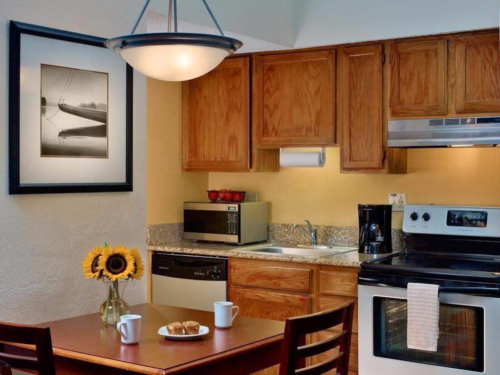 Sonesta Simply Suites Cleveland Airport Middleburg Heights Esterno foto