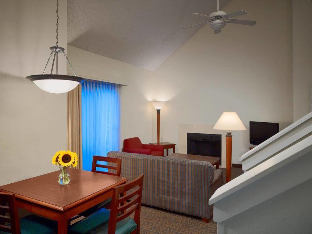 Sonesta Simply Suites Cleveland Airport Middleburg Heights Esterno foto